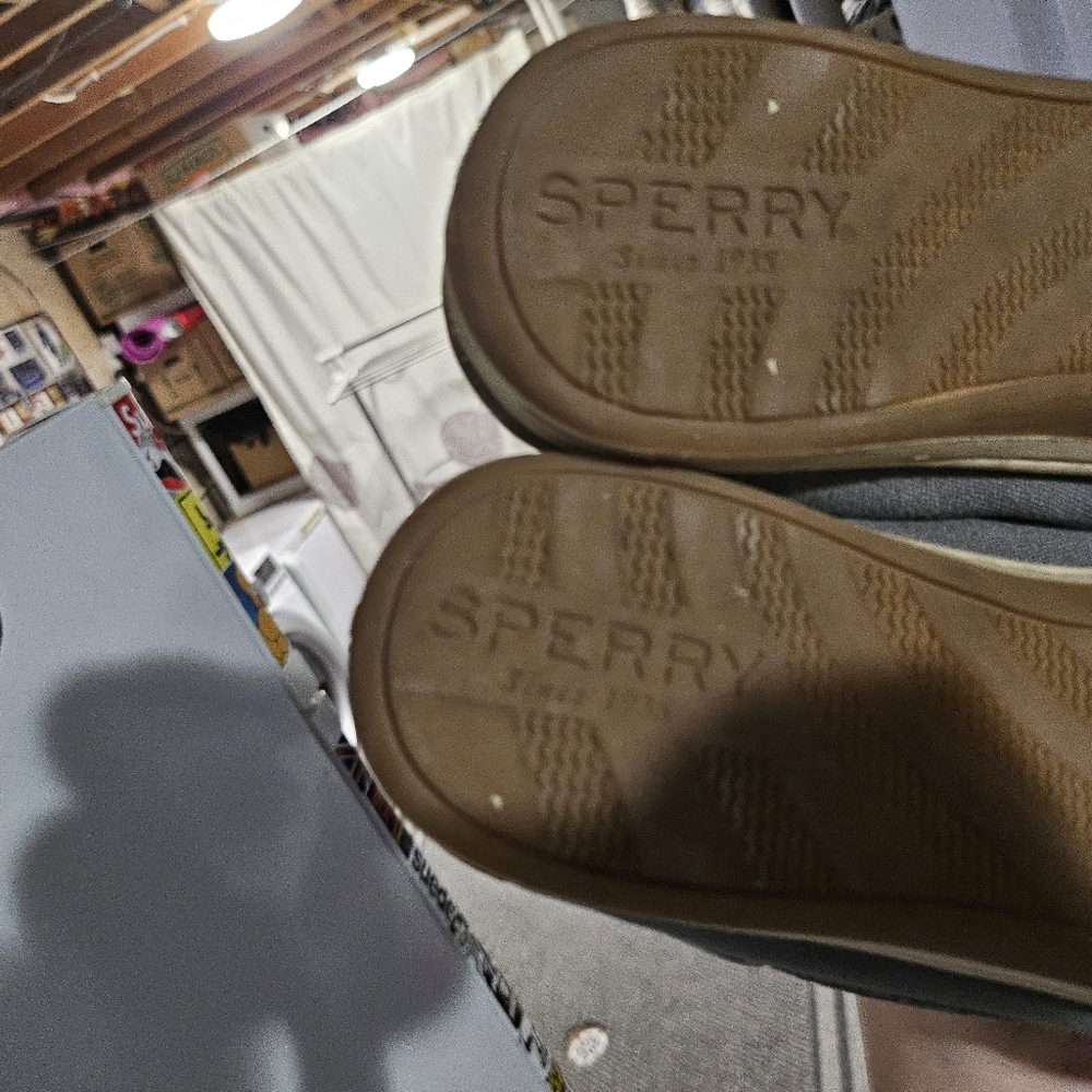 WOMANS SPERRYS, WORN ONCE. - Picture 6 of 6